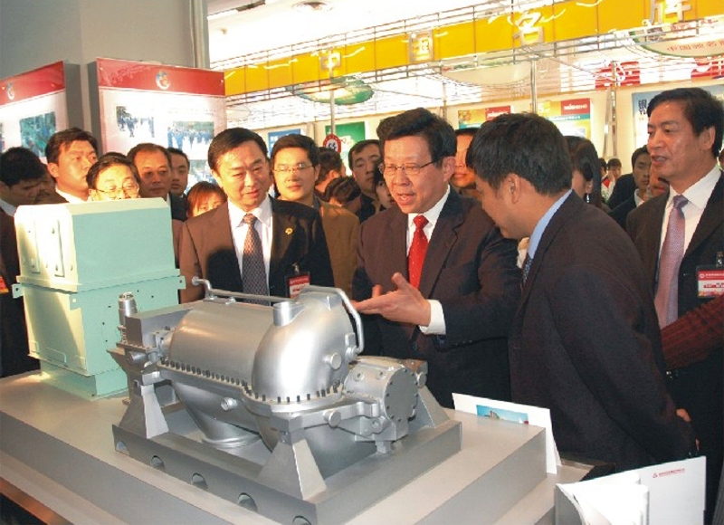 2006时任陕西省长陈德铭来新葡的京集团350vip8888展区参观